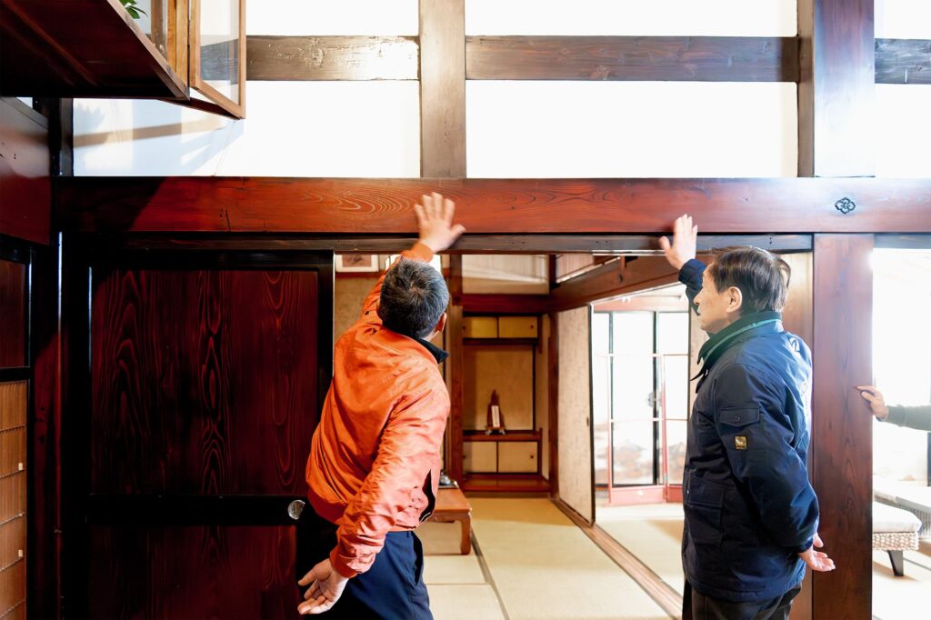 梁について上越視聴に説明する棟梁