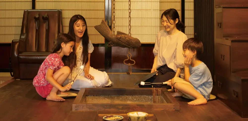 異文化2世代で囲炉裏を囲む