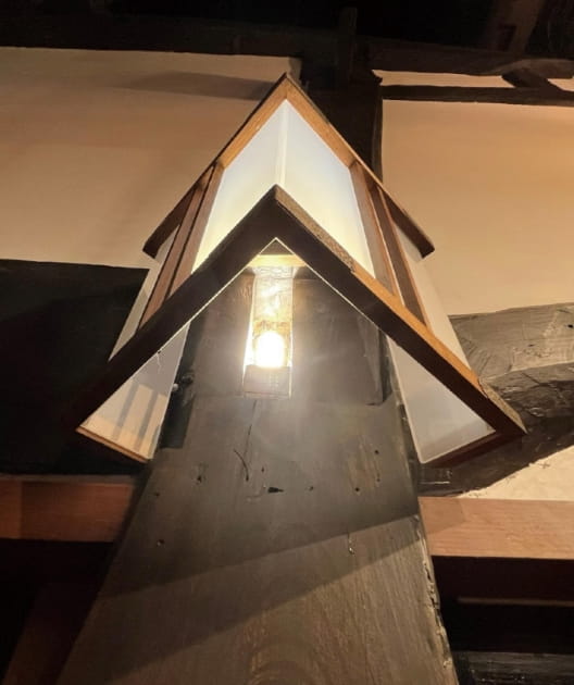 欅柱のほぞ穴灯